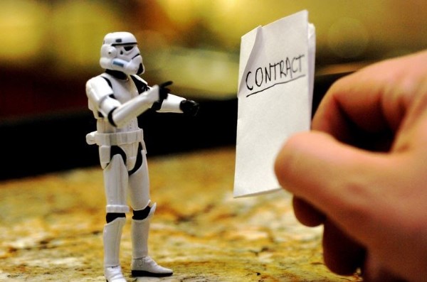 Boneco de stormtrooper lutando contra um contrato
